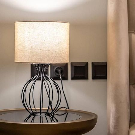 Smaragdi Luxury Jacuzzi Apartment Noho Premium Living Athena Bagian luar foto