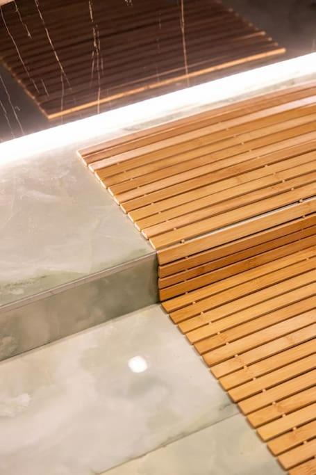 Smaragdi Luxury Jacuzzi Apartment Noho Premium Living Athena Bagian luar foto