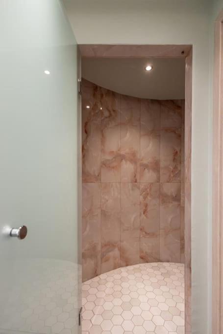 Smaragdi Luxury Jacuzzi Apartment Noho Premium Living Athena Bagian luar foto