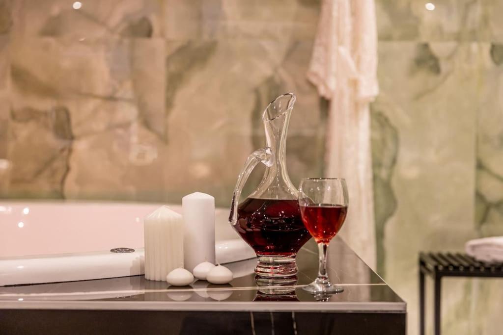 Smaragdi Luxury Jacuzzi Apartment Noho Premium Living Athena Bagian luar foto