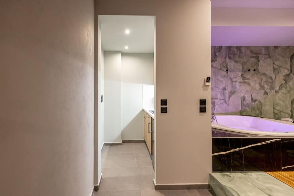 Smaragdi Luxury Jacuzzi Apartment Noho Premium Living Athena Bagian luar foto