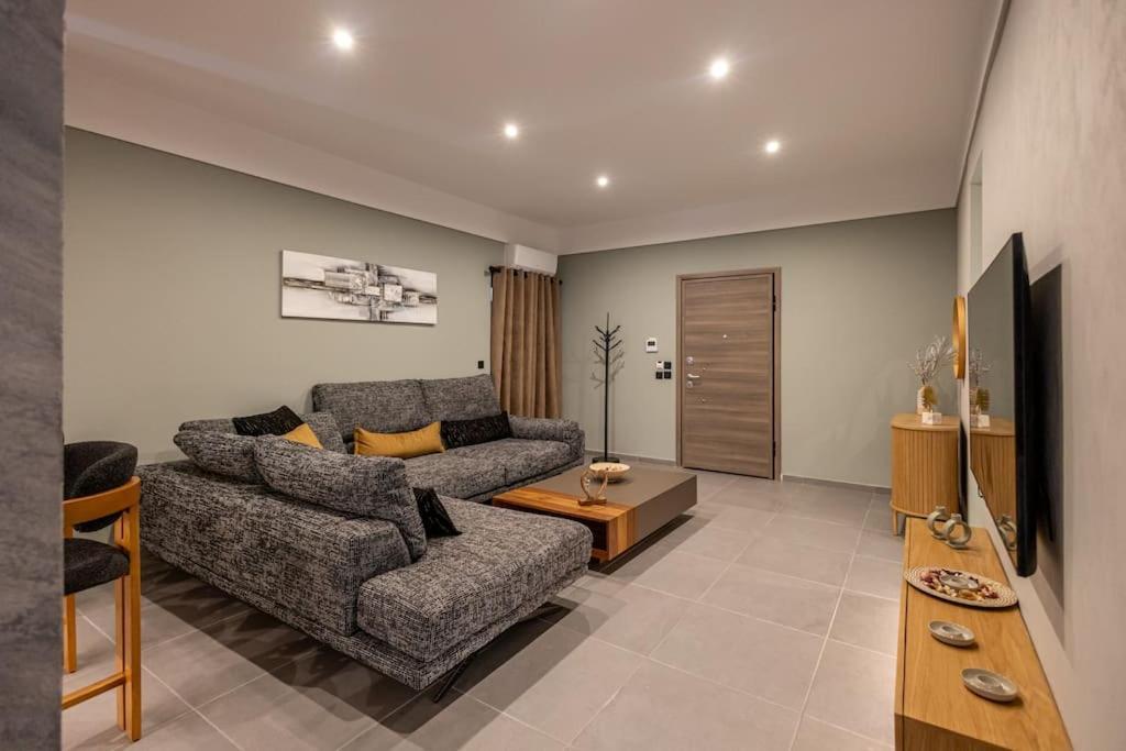 Smaragdi Luxury Jacuzzi Apartment Noho Premium Living Athena Bagian luar foto