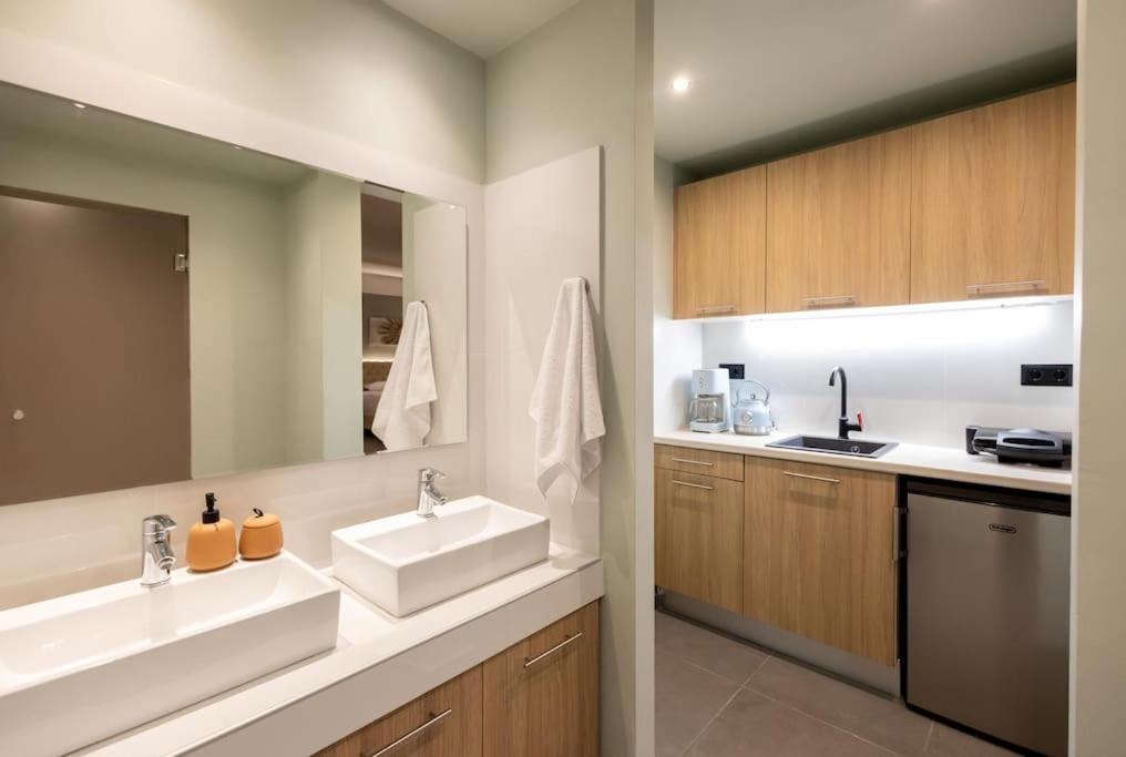 Smaragdi Luxury Jacuzzi Apartment Noho Premium Living Athena Bagian luar foto