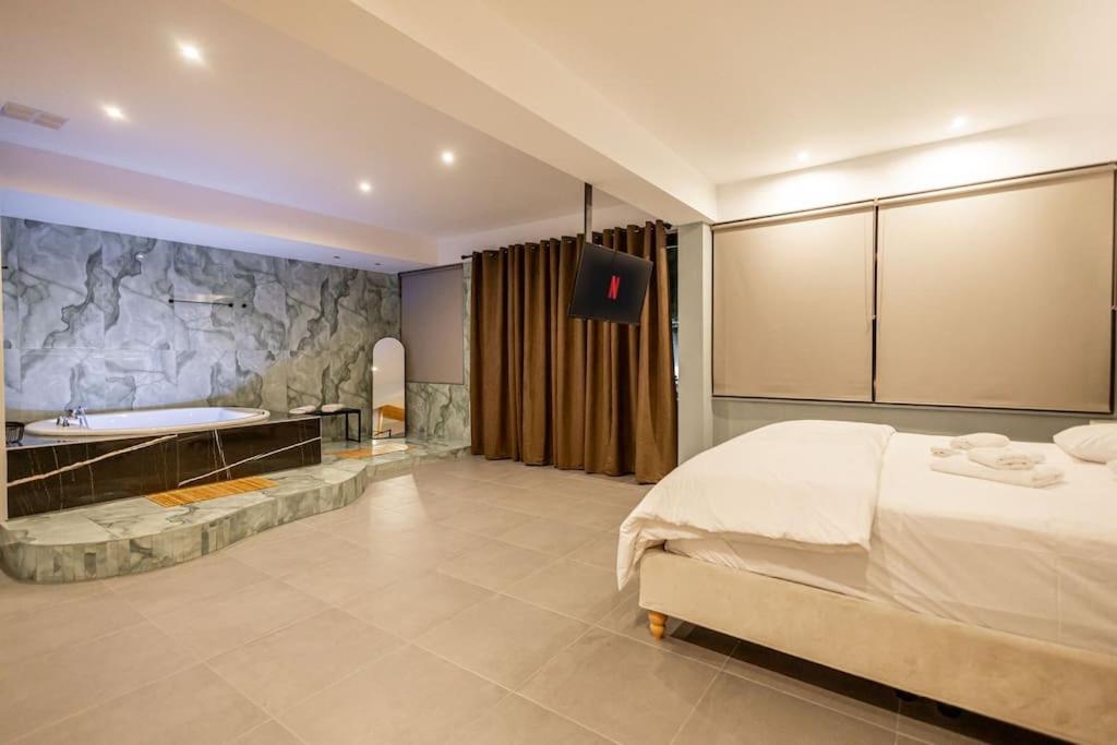 Smaragdi Luxury Jacuzzi Apartment Noho Premium Living Athena Bagian luar foto