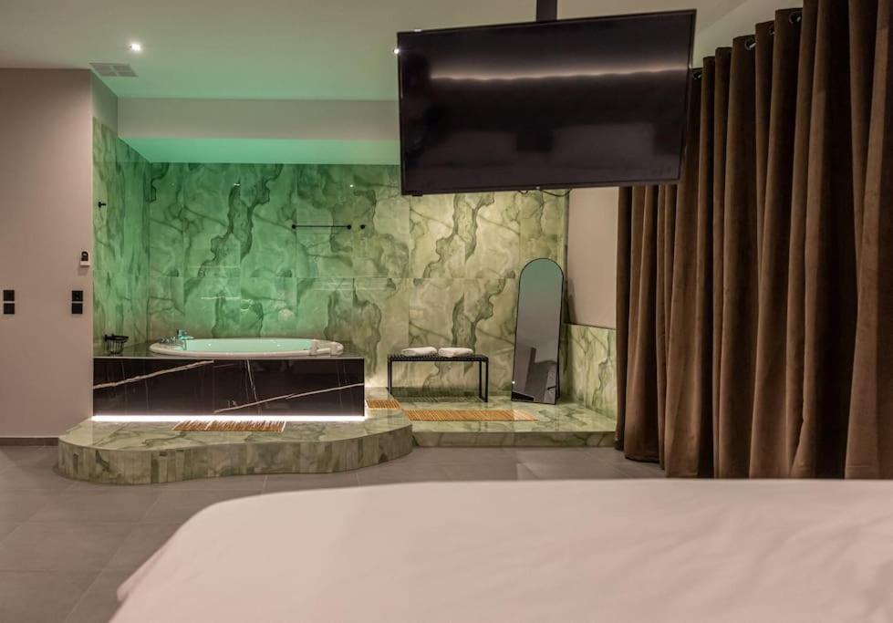 Smaragdi Luxury Jacuzzi Apartment Noho Premium Living Athena Bagian luar foto