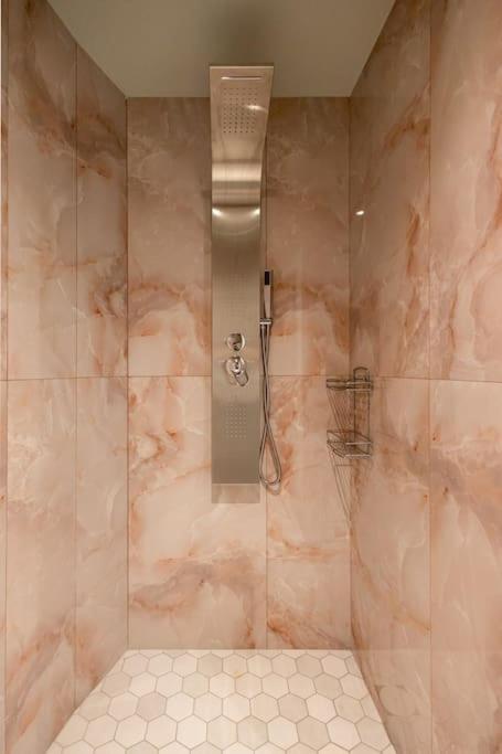 Smaragdi Luxury Jacuzzi Apartment Noho Premium Living Athena Bagian luar foto