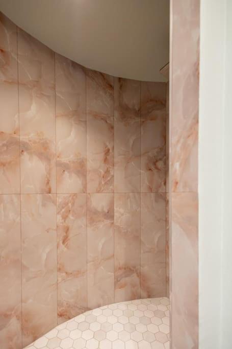 Smaragdi Luxury Jacuzzi Apartment Noho Premium Living Athena Bagian luar foto