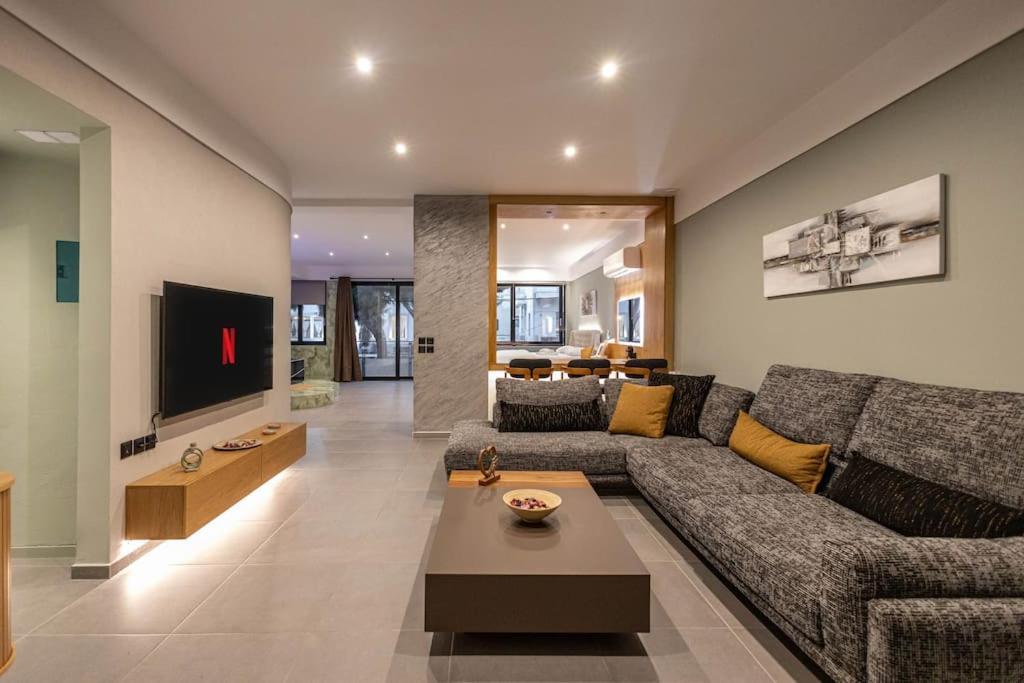 Smaragdi Luxury Jacuzzi Apartment Noho Premium Living Athena Bagian luar foto