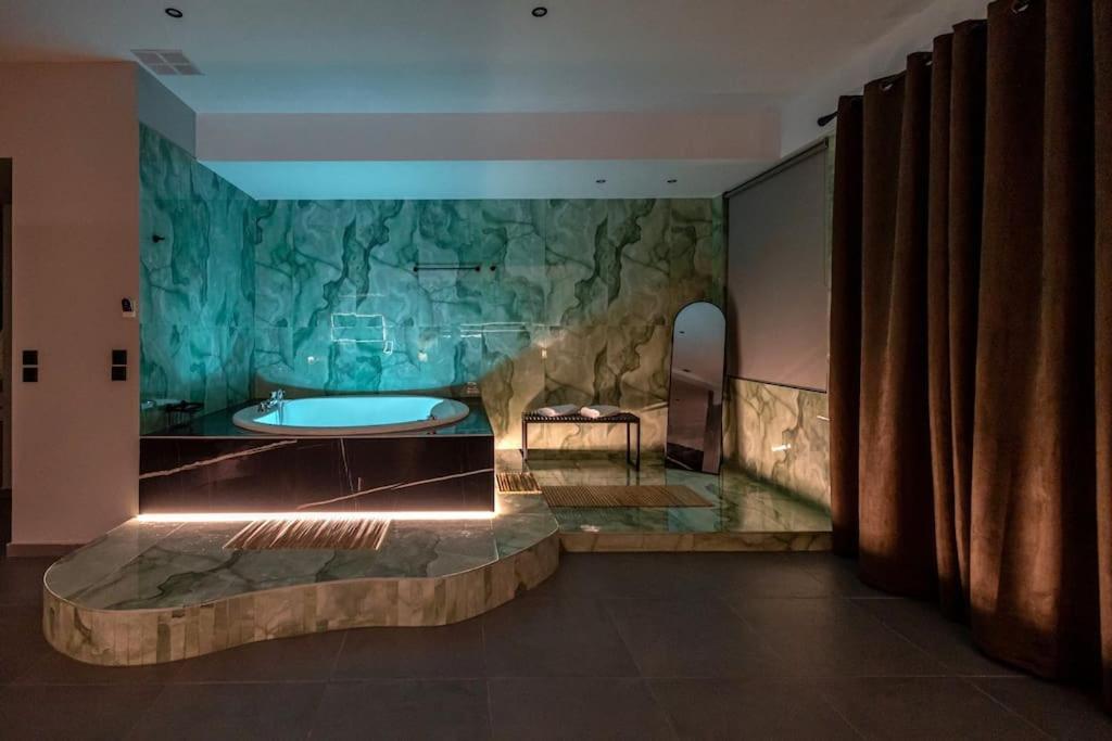 Smaragdi Luxury Jacuzzi Apartment Noho Premium Living Athena Bagian luar foto
